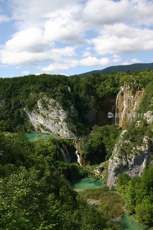 Plitvice -山区景观与瀑布和湖泊